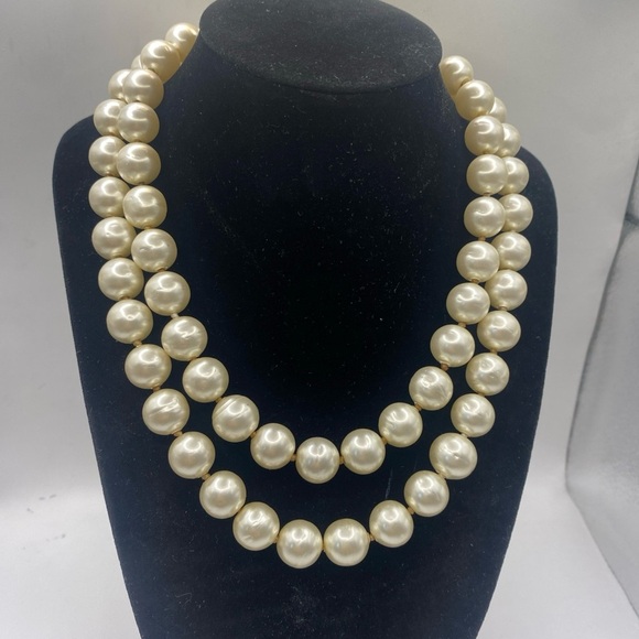 Vintage Chanel Two Strand Pearl 12mm Necklace W/Gripoix Clap - Picture 6 of 14